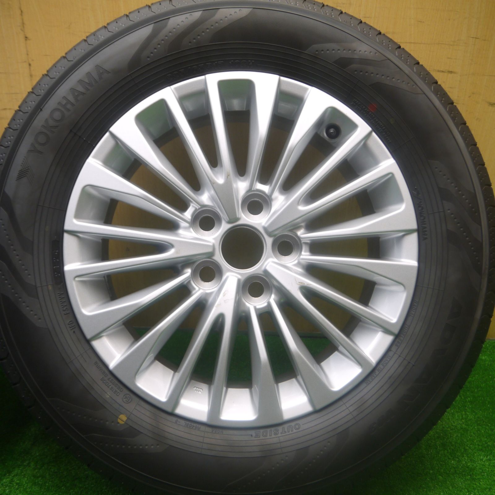 送料無料* 新車外し！24年☆トヨタ 40系 アルファード 純正 225/65R17 