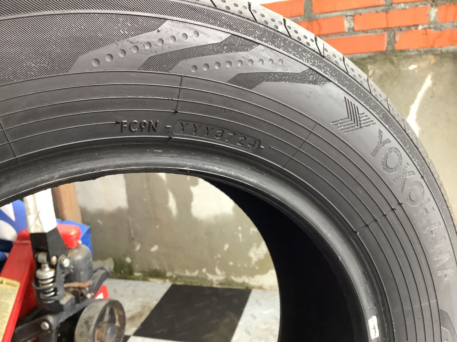 新品に近い中古タイヤ交換込み195/65R15 91H ブルーアースRV03年製2024