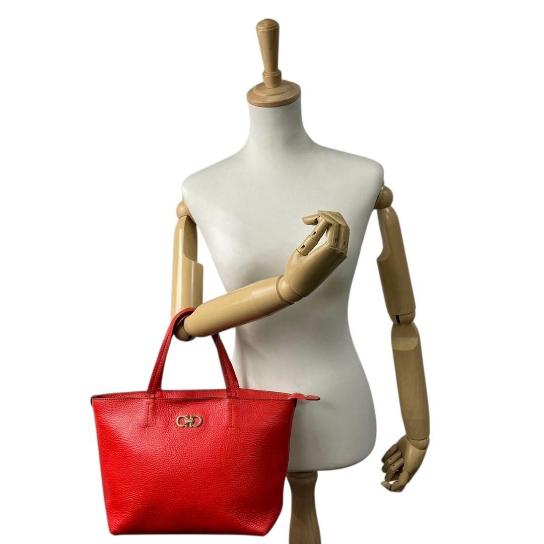 サルヴァトーレフェラガモ ハンドバッグ ゴールド金具 ロゴ 刻印