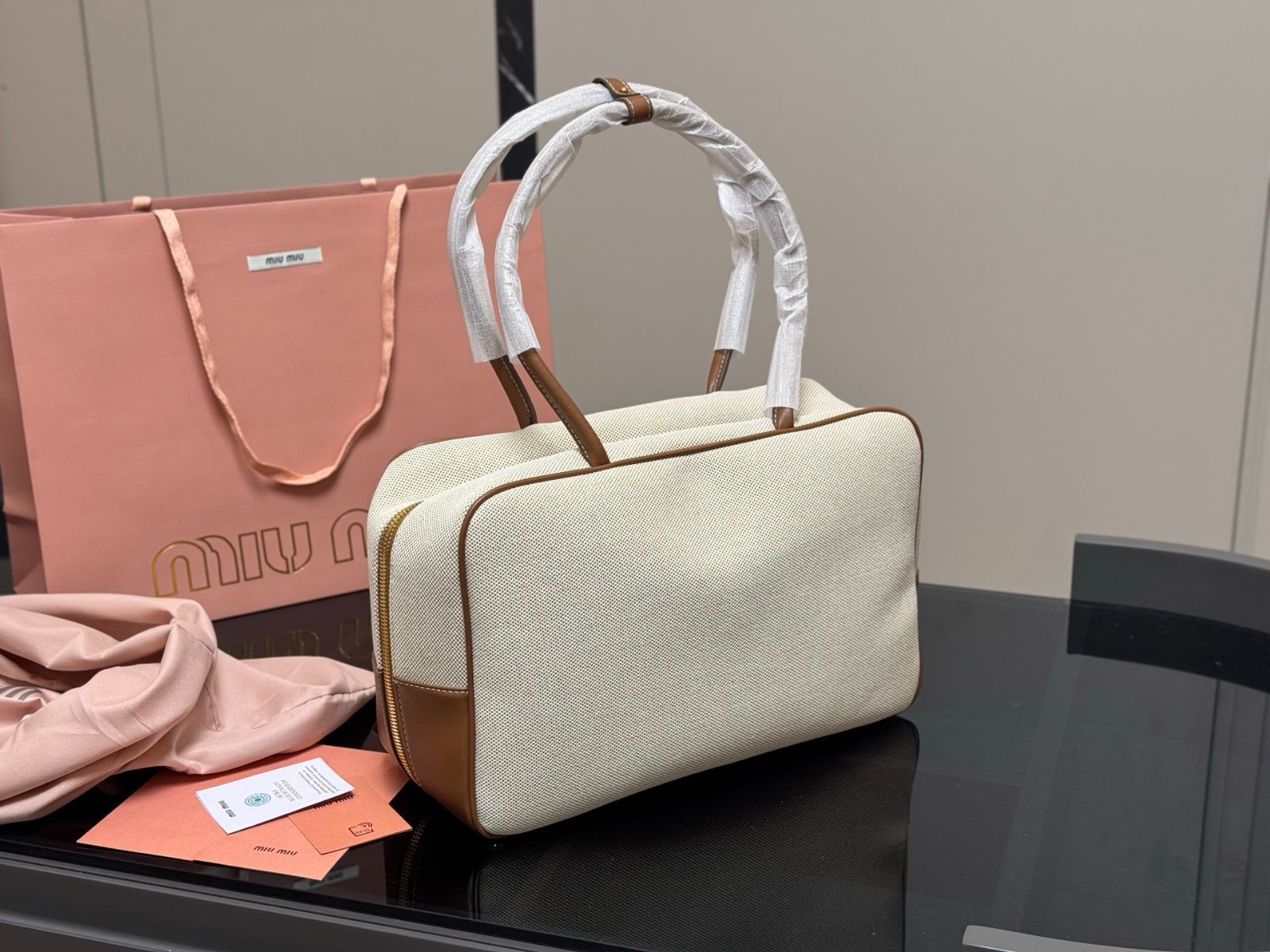美品 miumiu ボウリングバッグです 22cm 今日特価】miumiu ボウリングバッグ / キャンバスオフィスバッグ