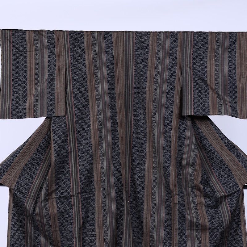 新品・未使用品　着物　紬　縞　紺縞に絣柄　／818 新品・未使用品 着物 紬 縞 紺縞に絣柄 ／818 - メルカリ