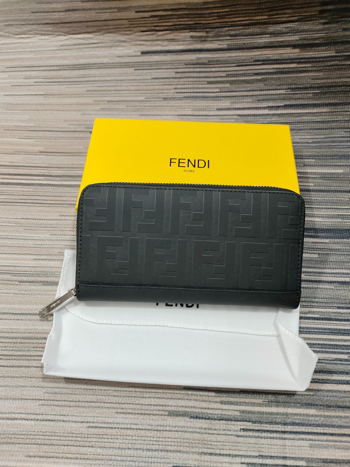 超素敵FENDI(フェンディ)長折り財布ブラック箱と防塵袋付き新品即購入OK！メンズ黒