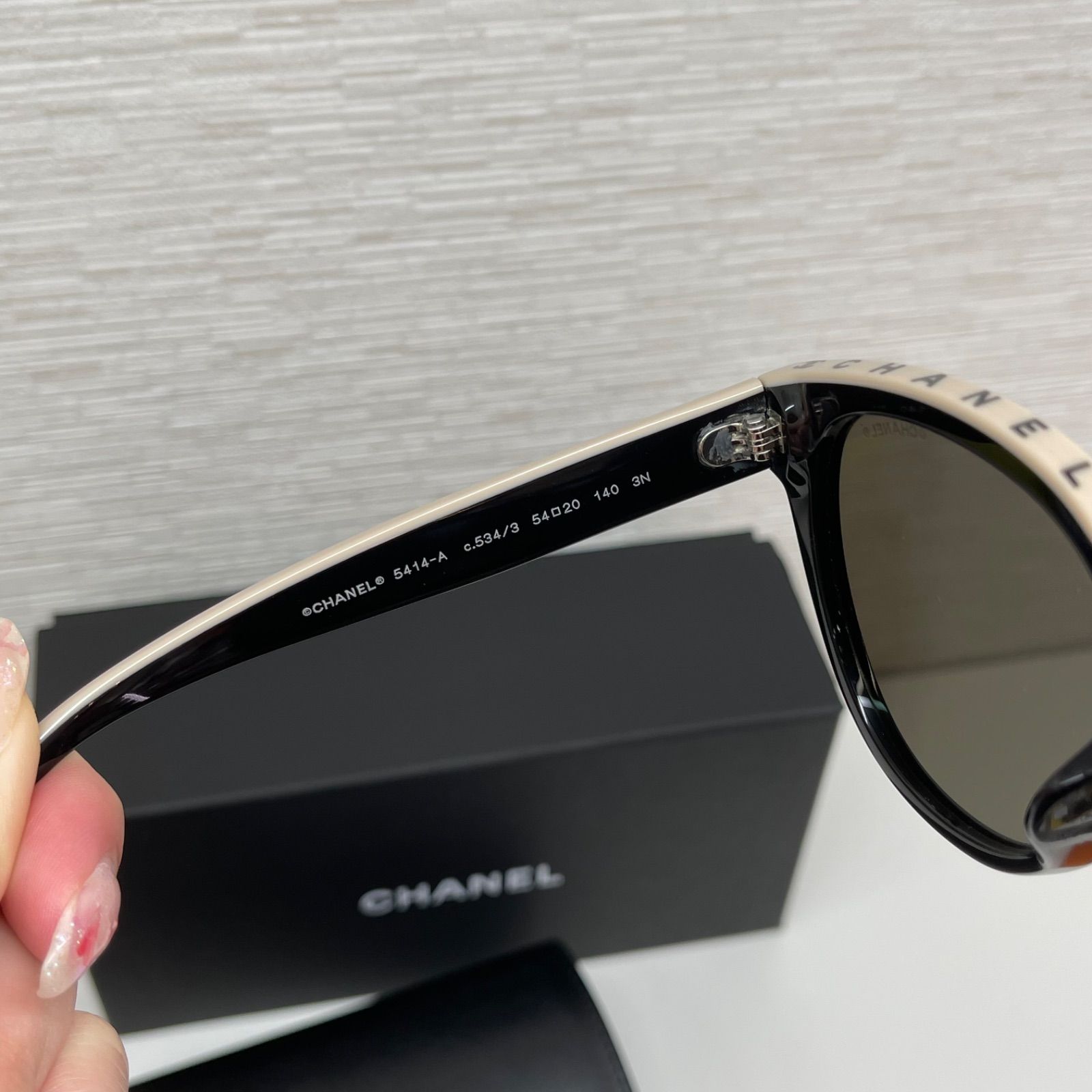 【モダンでクールな】CHANEL CH5414 ロゴサングラス 高評価アイテム CHANEL シャネル ロゴ バタフライ シェイプ