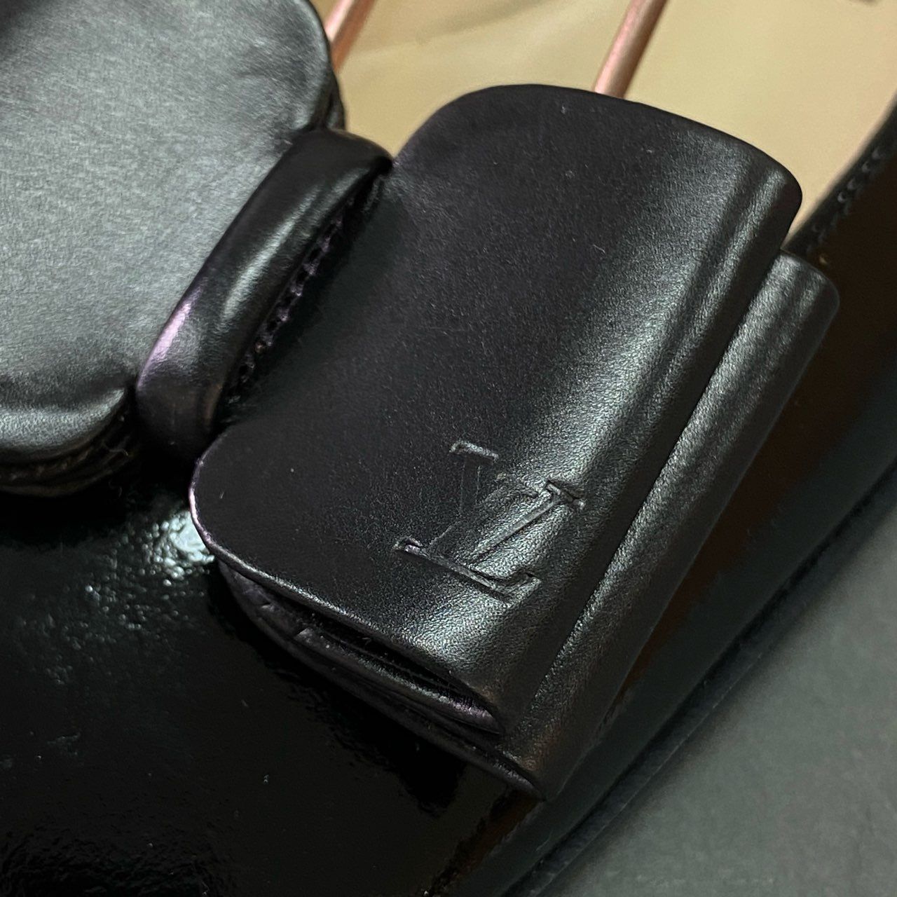美品》 LOUIS VUITTON ルイヴィトン LVロゴ リボン バックストラップ 