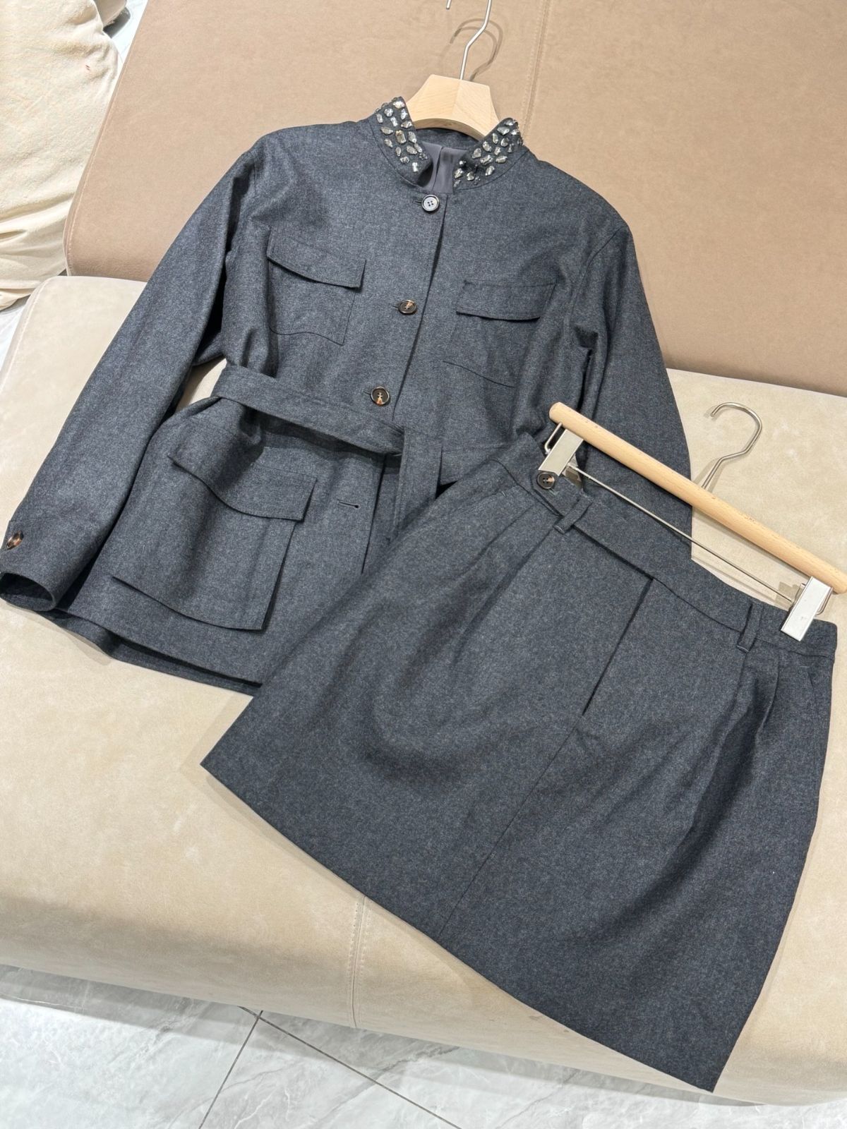 グレーS~L 送料無料 ブルネロクチネリ レディース ウール ジャケット＆スカート セット クリスタル装飾襟 オフィス スーツ