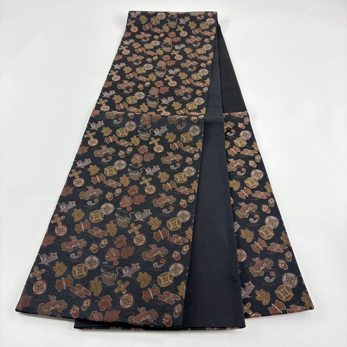 宝尽くし黒地正絹袋帯　六通　未使用 袋帯 美品 名品 宝尽くし 葉柄 黒 六通 正絹 【中古】 - メルカリ
