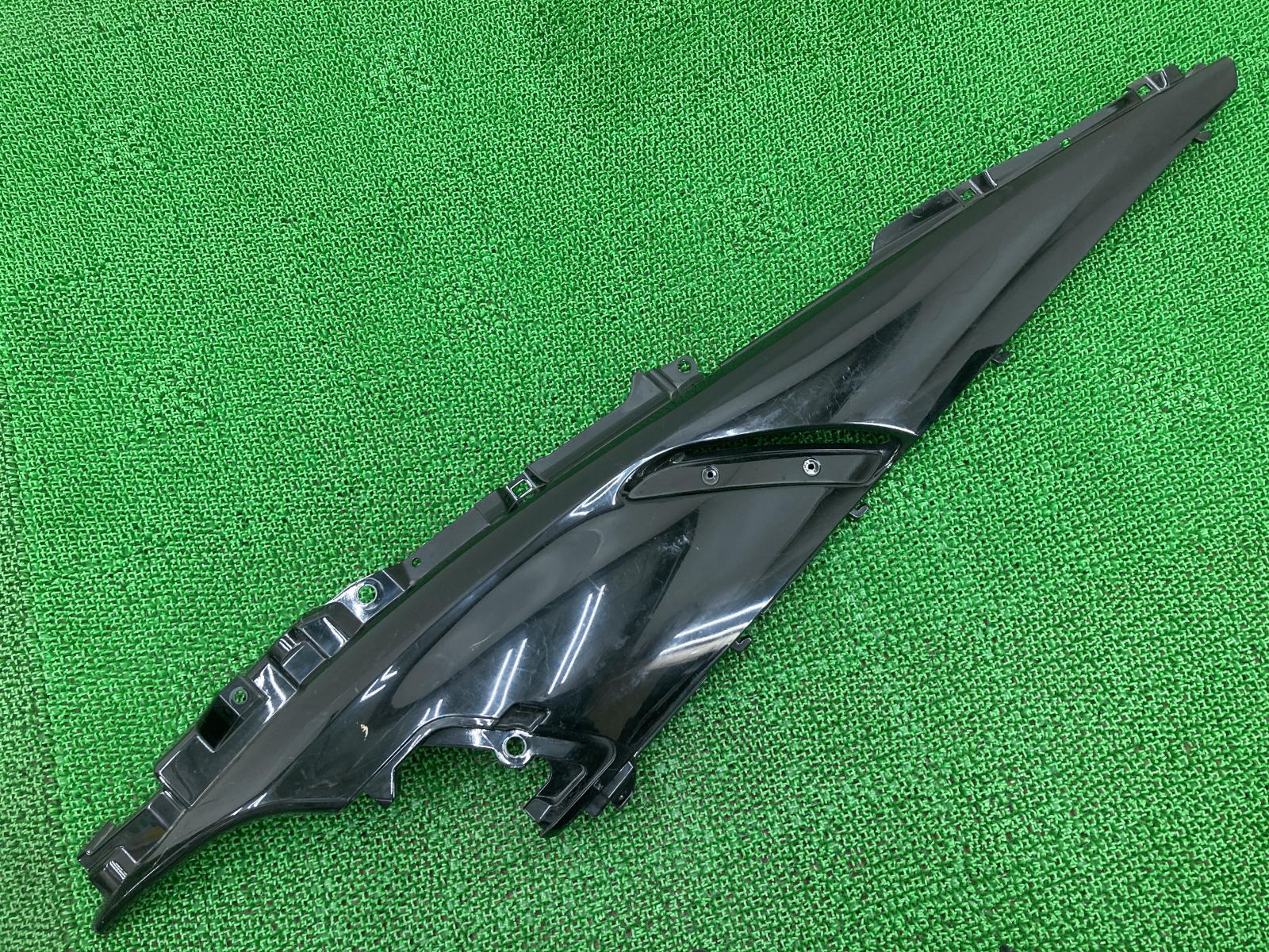 ジェンマ シートカウル 右 黒 39H スズキ 純正 中古 バイク 部品 CJ47A ペイント素材に 割れ欠け無し 品薄 希少品 車検 Genuine