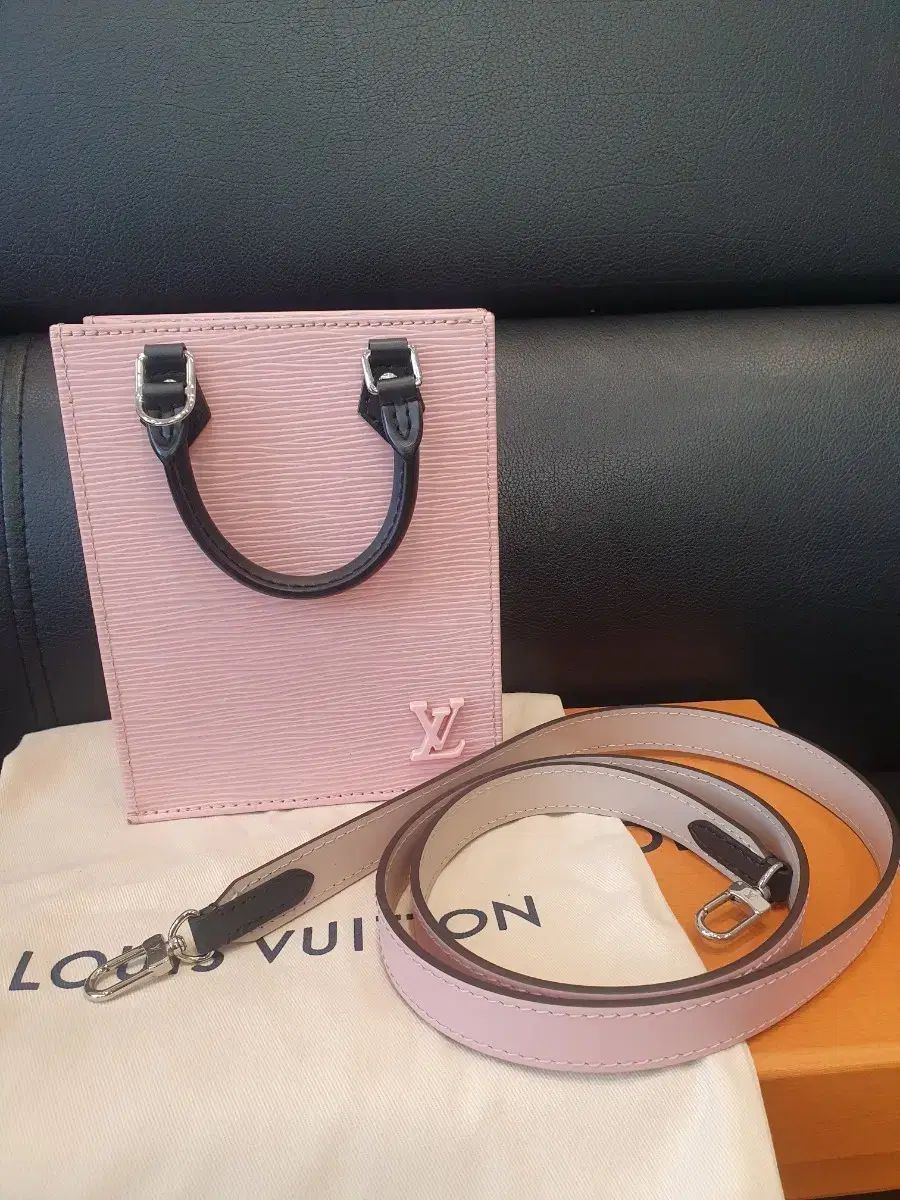 ルイヴィトン プチ サック プラ ピンク ストラップ