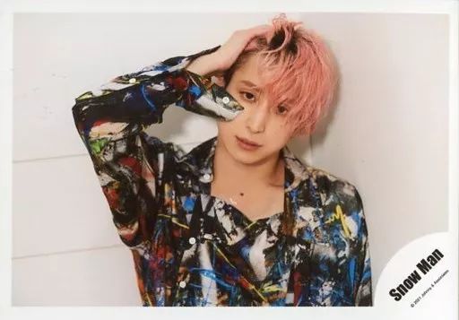 生写真(ジャニーズ)/アイドル/Snow　Man　Snow Man/佐久間大介/横型・膝上・前屈み・衣装黒・右手前突き出し・左手後ろ・目線左/公式生写真 生写真(ジャニーズ)/アイドル/Snow Man Snow Man/阿部亮平・宮舘