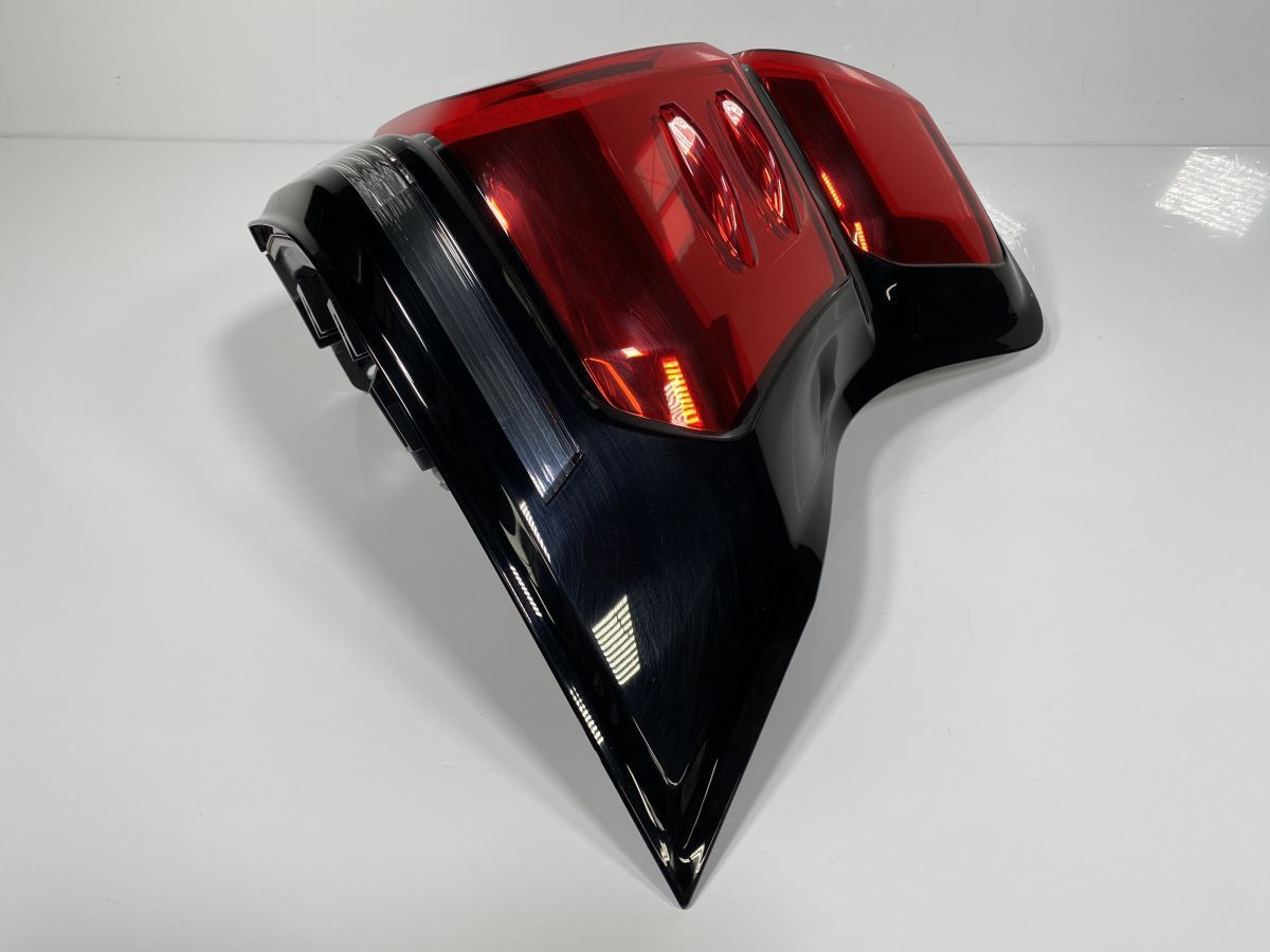 破損なし ランクルプラド ランドクルーザープラド TRJ150W GDJ150W GDJ151W 後期 純正 右テールランプ 81551-60C30 60-268 管理31868