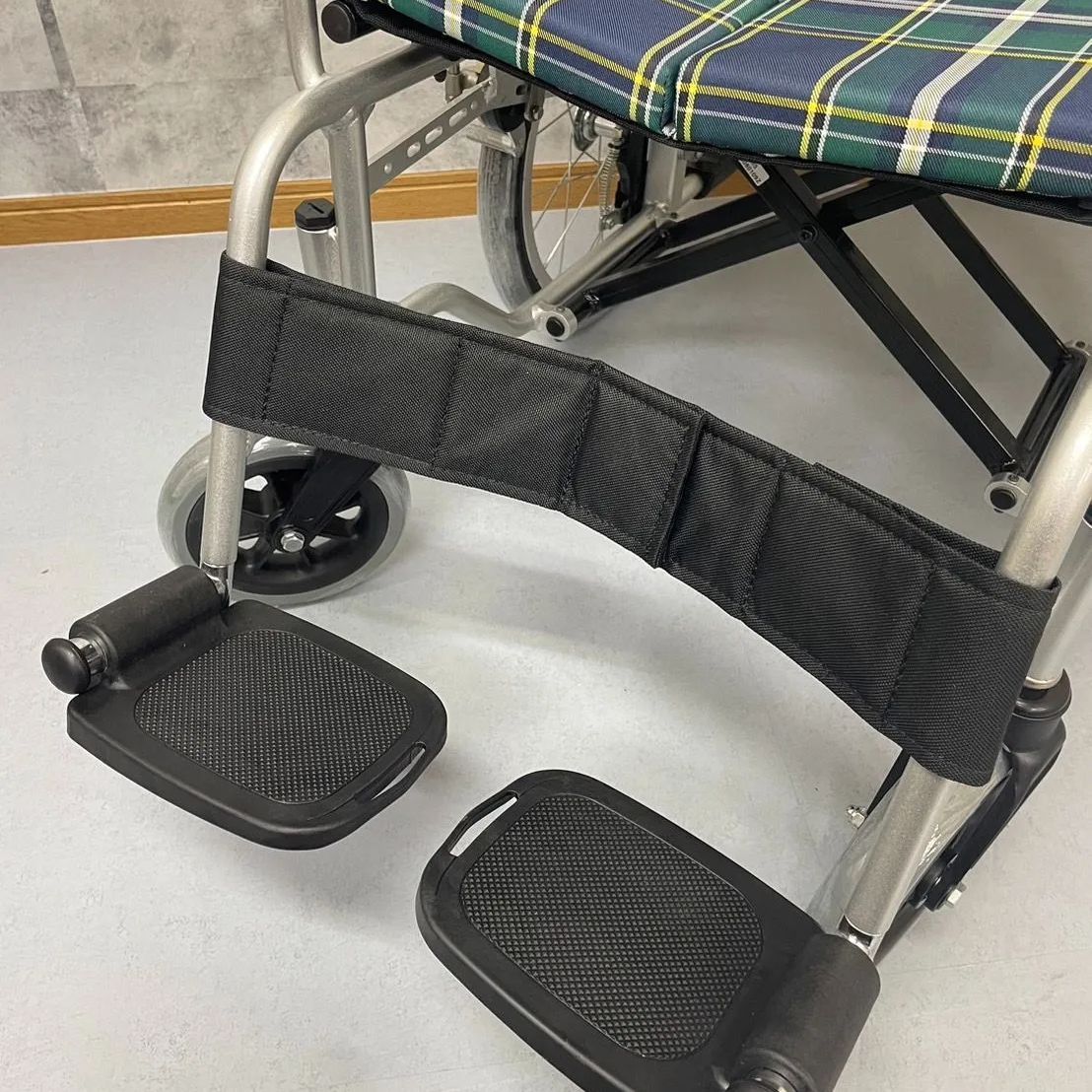 カワムラサイクル 介助用 ノーパンクタイヤ 車椅子 BMJ16-42SB-M 