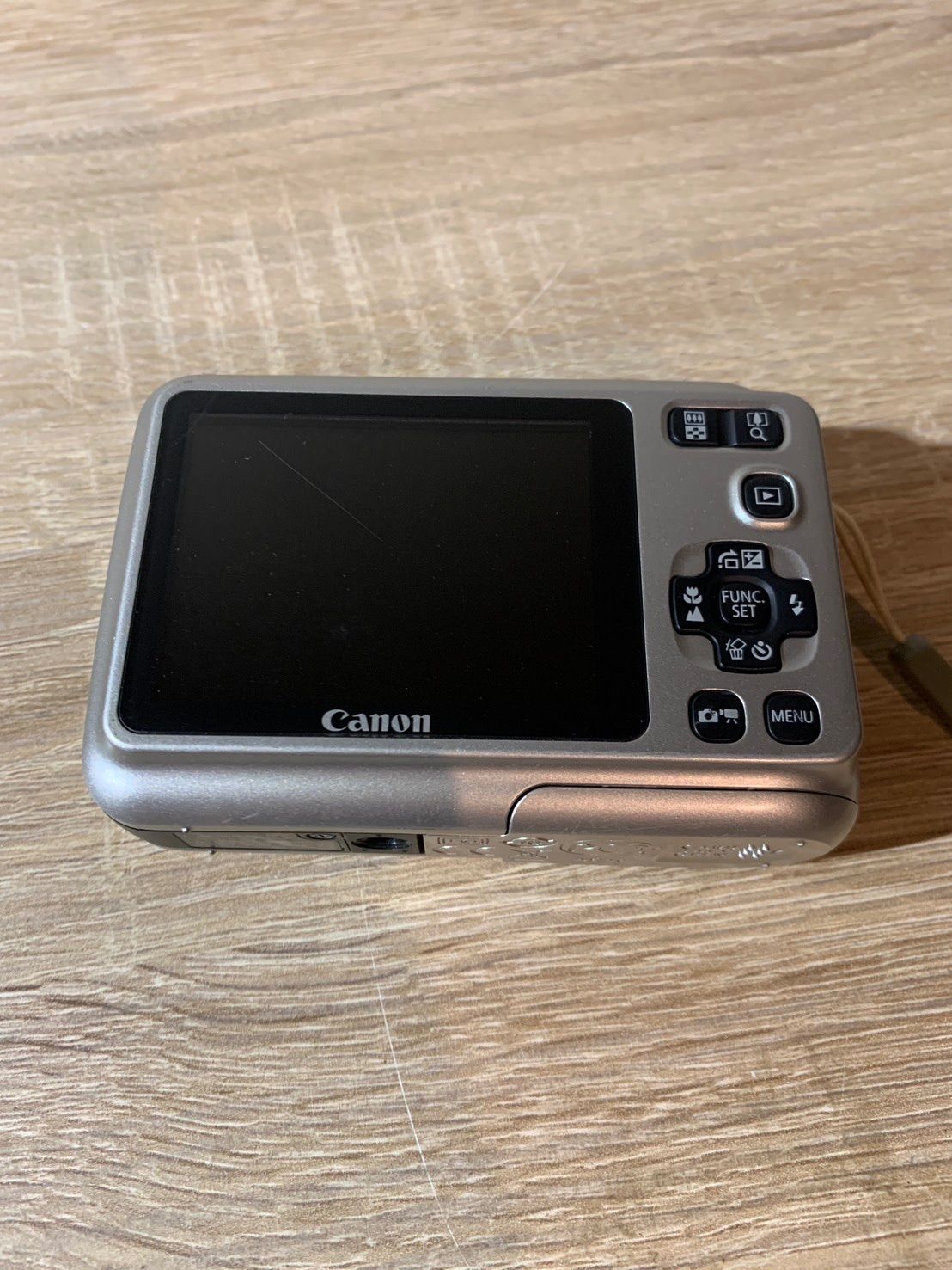 シルバー デジカメ