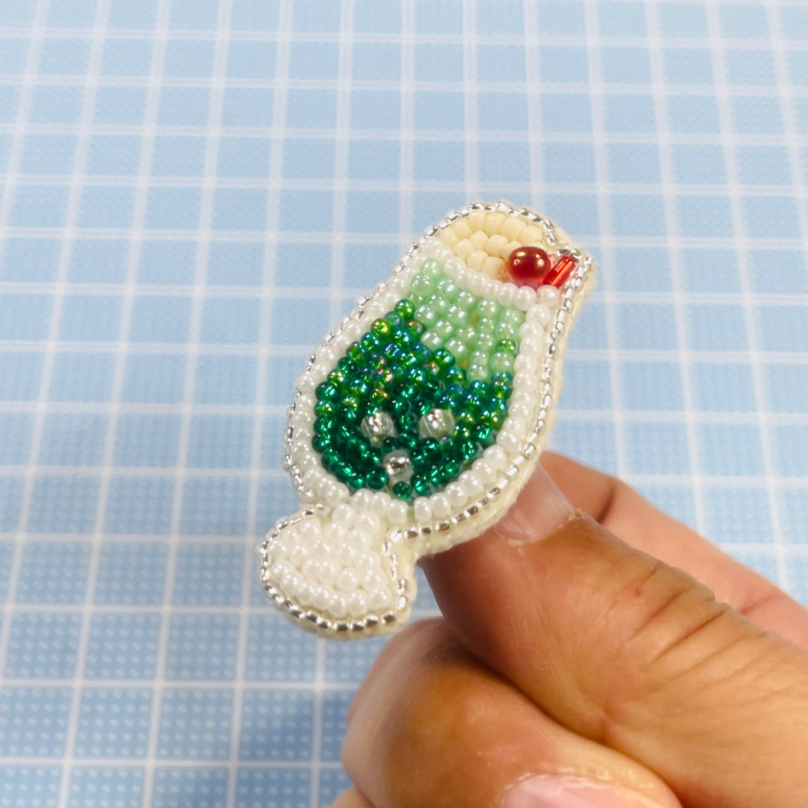 クリームソーダのビーズ刺繍ブローチ - メルカリ