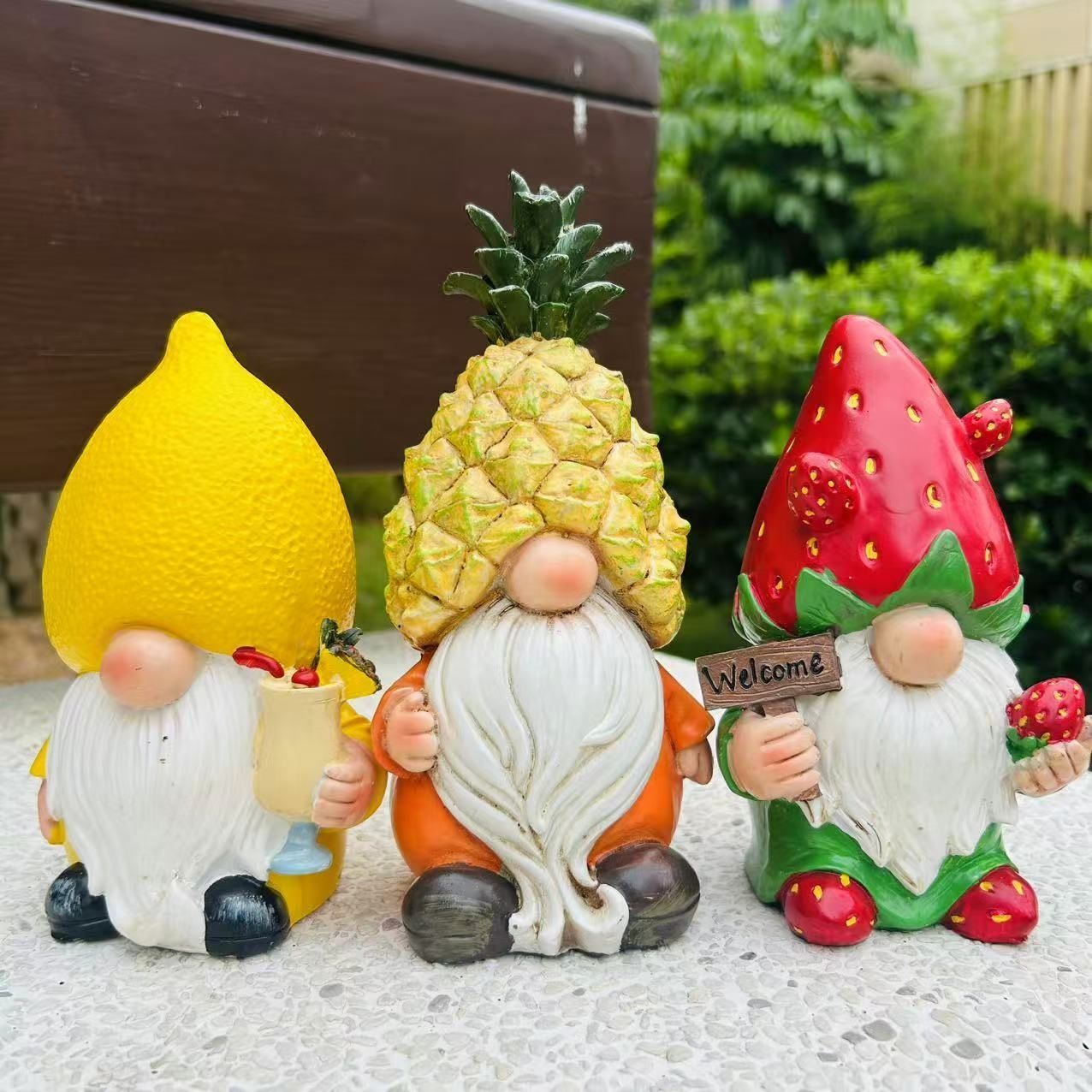 置物 オブジェ ガーデンオーナメント フルーツの格好をした小人 イチゴ パイナップル レモン 3種類 屋外 屋内 インテリア 玄関 リビング ダイニング 装飾 庭 ガーデニング 装飾 ガーデン 樹脂 ギフト インテリア用品 贈り物 雑貨