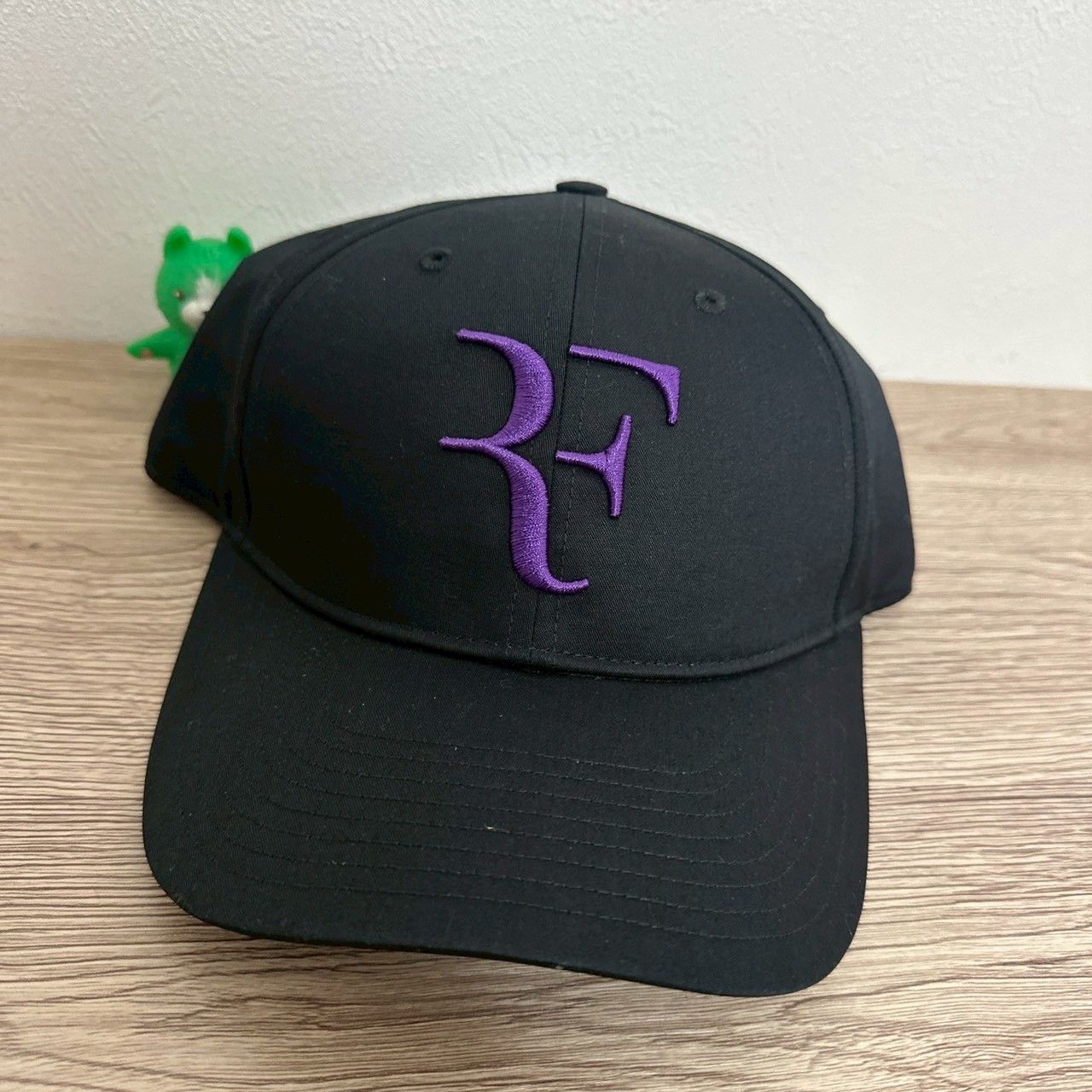 ユニクロ ロジャーフェデラーRFロゴ キャップ 黒紫 ユニクロ RF ロゴ ロジャーフェデラー キャップ 黒（刺繍 紫） - メルカリ