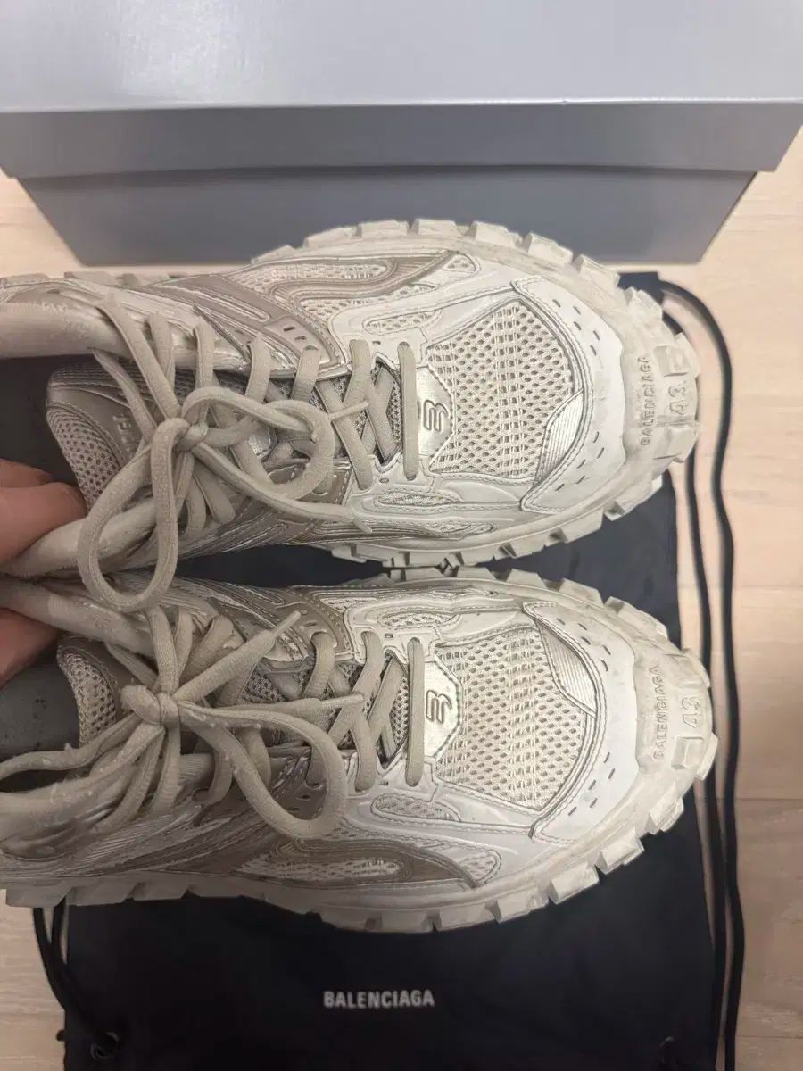 BALENCIAGAのディフェンダー(Defender)風スニーカー バレンシアガ 43