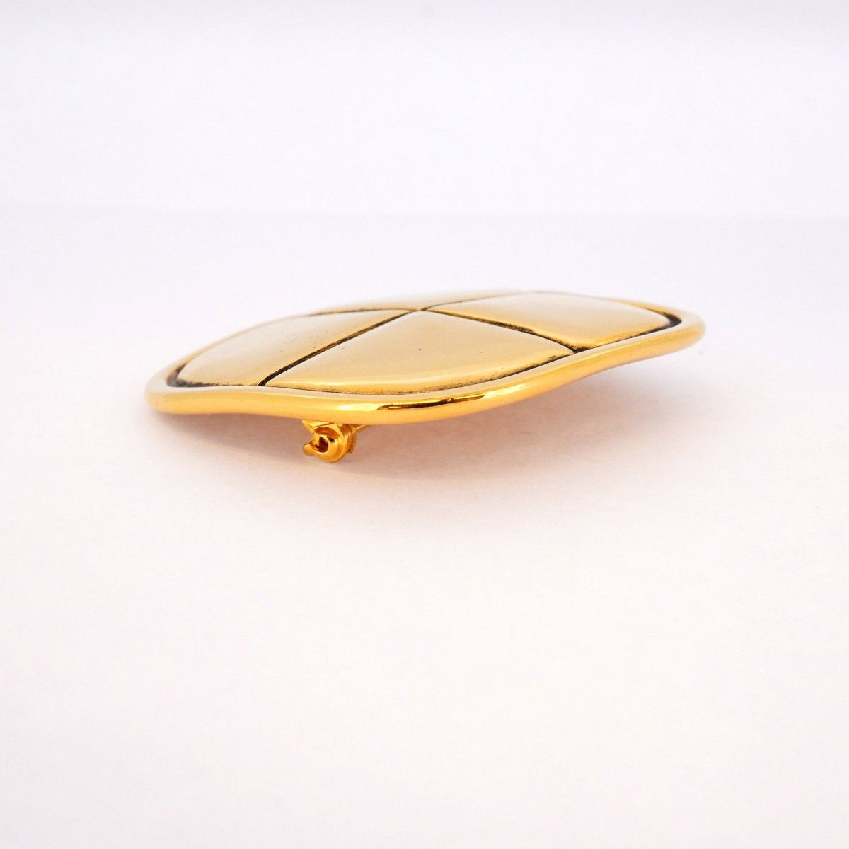 5jeb0483】シャネル ブローチ ヴィンテージ マトラッセ 菱形 GPメッキ  
