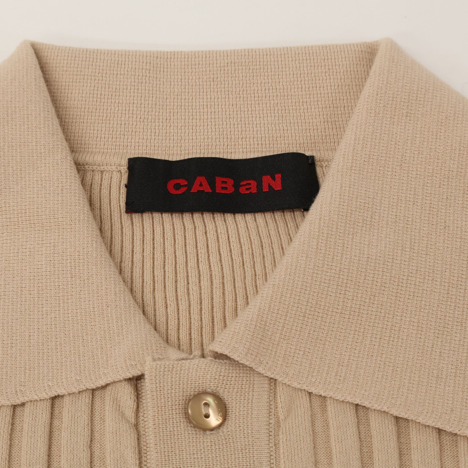美品　キャバン　コットンカシミヤリブ ポロカラープルオーバー　ピンクベージュ caban（キャバン）の「□コットンカシミヤリブ ポロカラープル