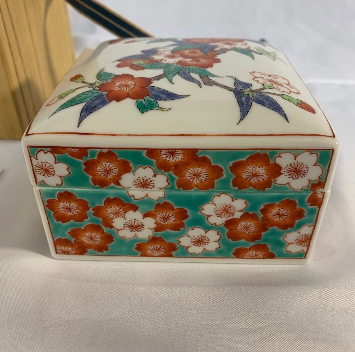 十四代 - 十四代 酒井田柿右衛門 濁手 桜文 陶箱 本人作 重要無形文化財 十四代 酒井田柿右衛門 濁手 桜文 陶箱 本人作