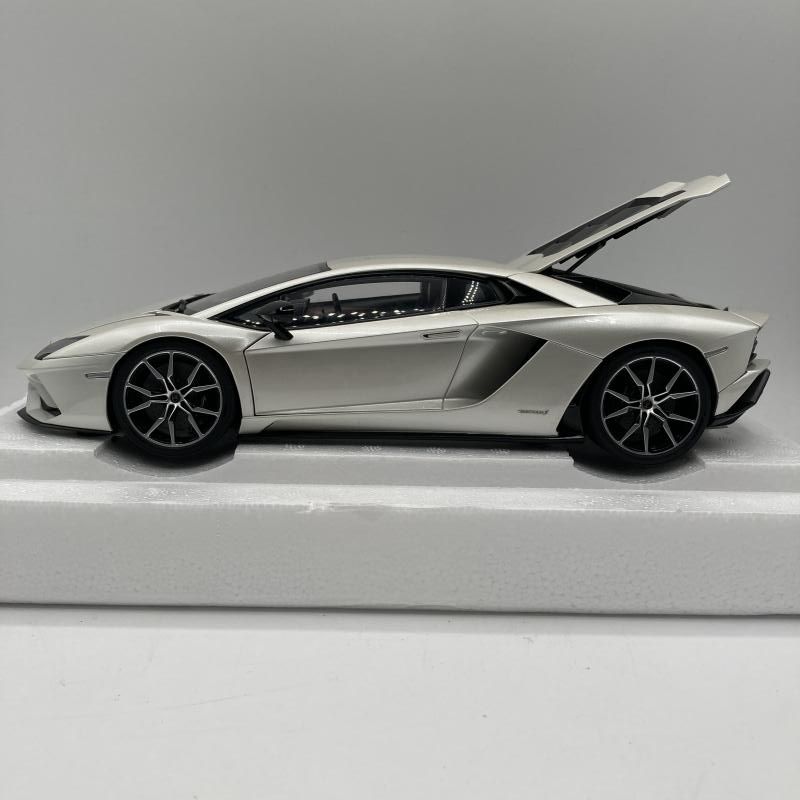 【中古】1/18 ｵｰﾄｱｰﾄ ﾗﾝﾎﾞﾙｷﾞｰﾆ ｱｳﾞｪﾝﾀﾄﾞｰﾙ S (ﾊﾟｰﾙ･ﾎﾜｲﾄ)[90]