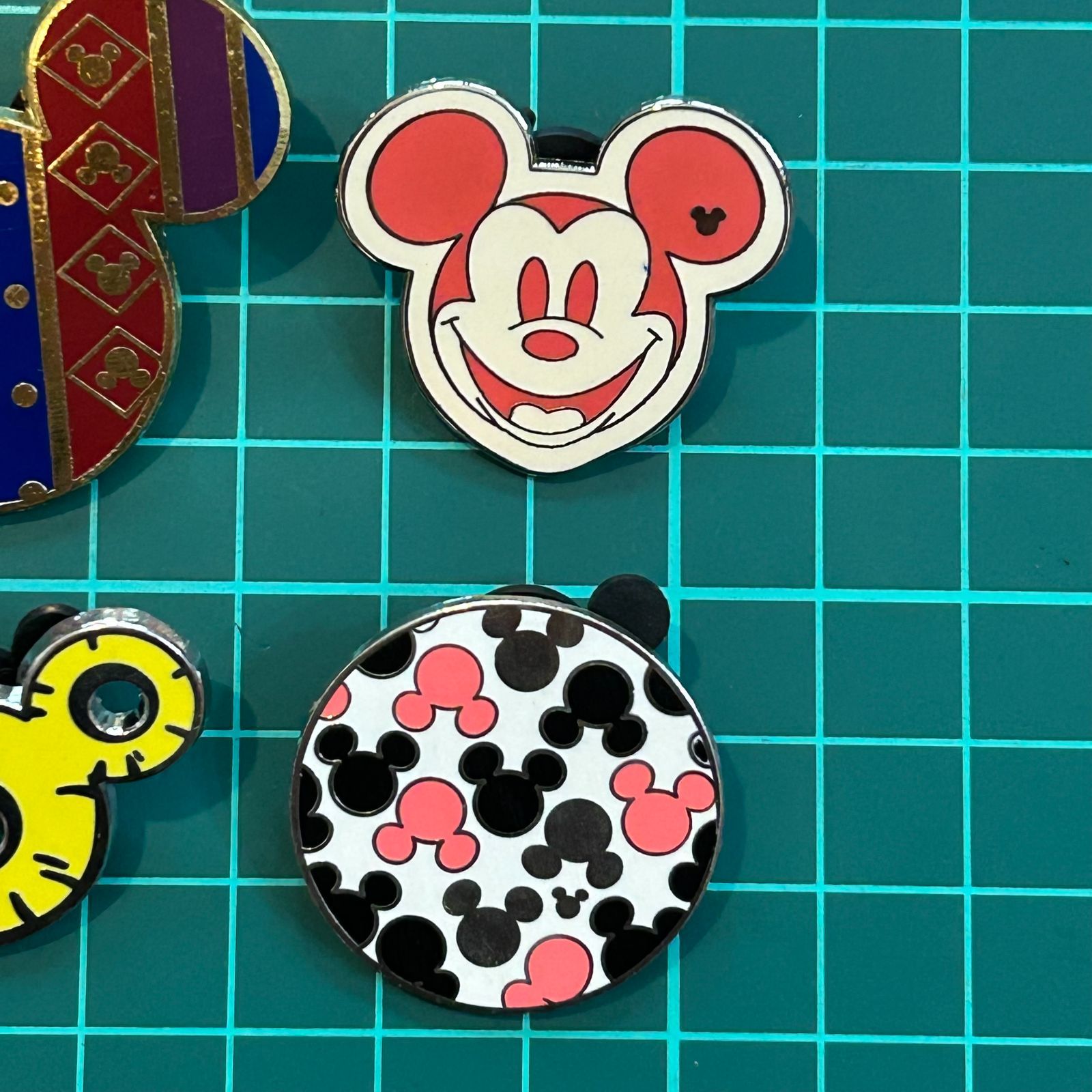 ミッキー ピンバッジ 4個 まとめセット！アフリカンパターン 隠れ