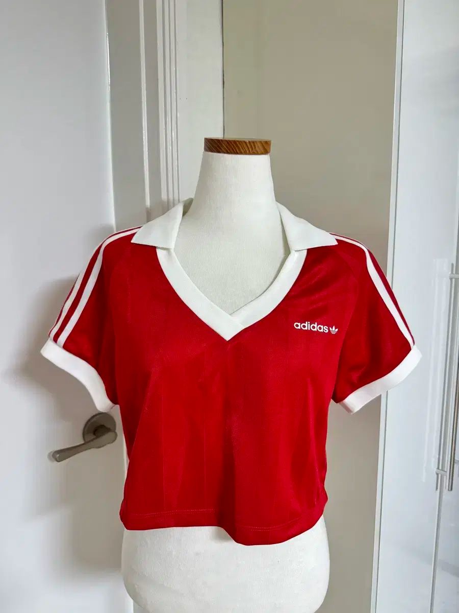 adidas(アディダス) クロップド 赤 カラー 半袖 スポーティー エオハンビンテージジンリエットベイビーベアソヘジ