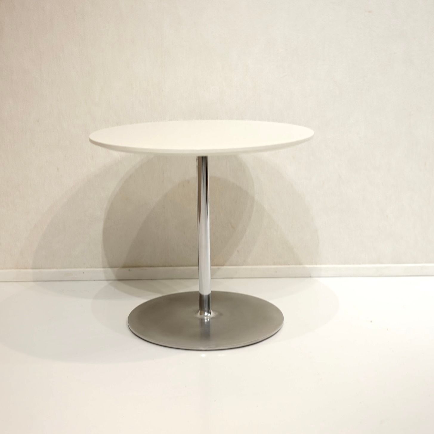 北欧 ドイツ製 トーネット THONET サイドテーブル 丸テーブル 白 円形 テーブル ラウンドテーブル モダン