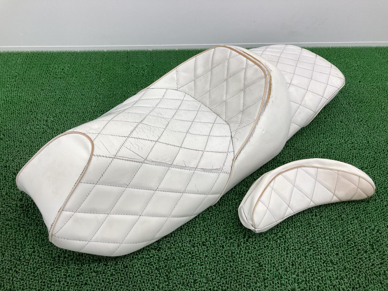 マジェスティ250 シート 白 社外 中古 バイク 部品 SG03J 5GM 前後セット エナメル 修復素材や張替えベースに お安くどうぞ