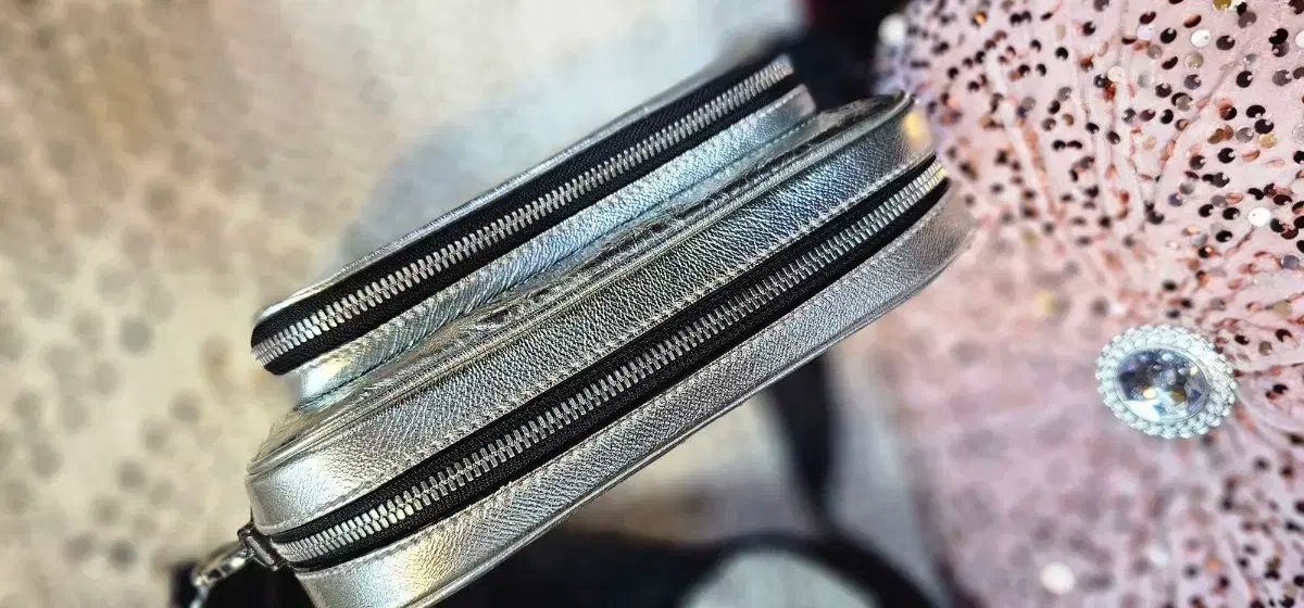 MCM メタリック キルティング クロスバッグ