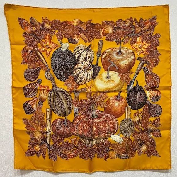 「カルネ」エルメス　シルクスカーフ 装飾的なベルデザイン カルネ」エルメス シルクスカーフ 装飾的なベルデザイン エルメス