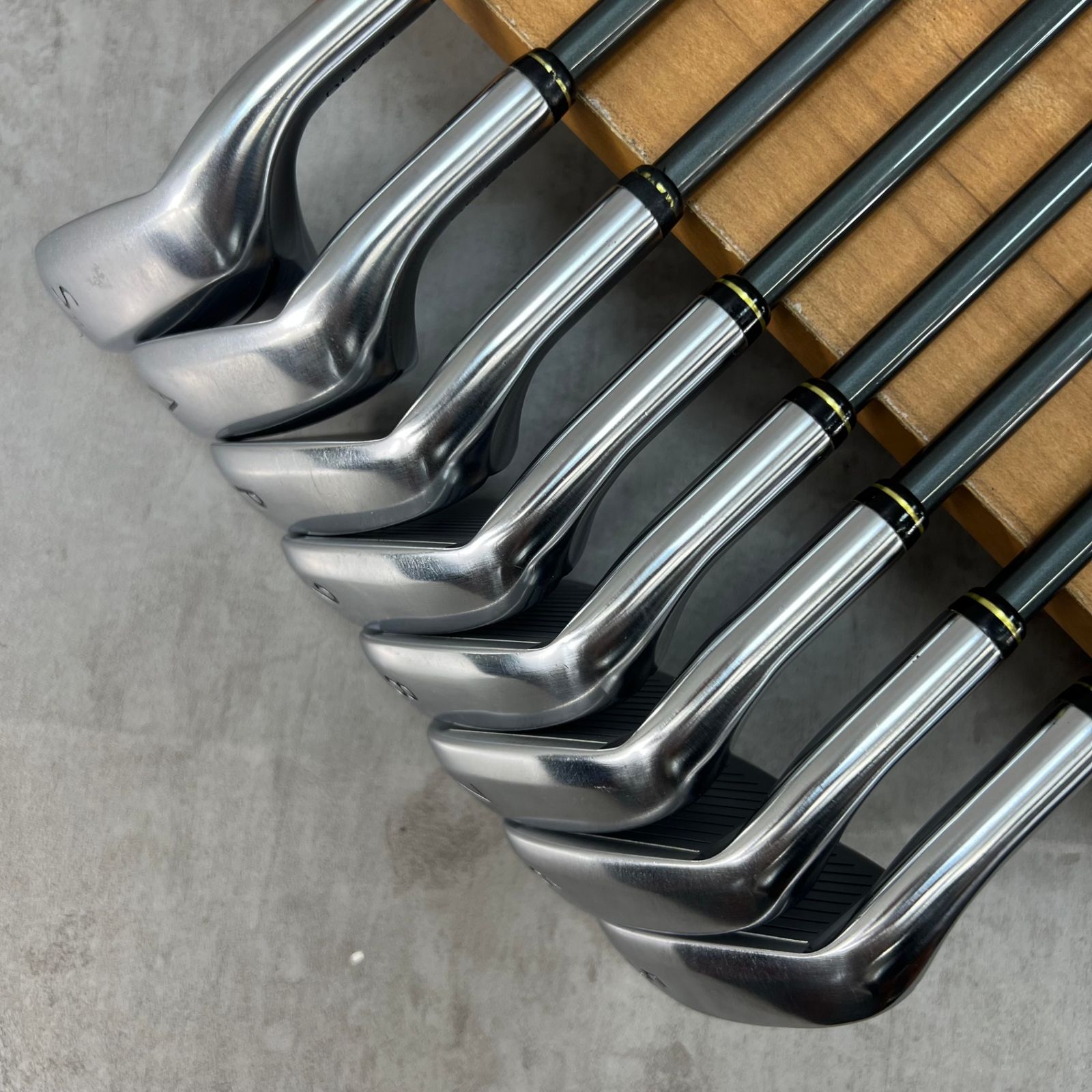 PRGR - PRGR　プロギア 　905　SPEED　IRONS 　スピードアイアン　レディースゴルフ　アイアン8本セット　カーボン　A　右利き用　中空ヘッド PRGR プロギア 955 905 SPEED IRONS レディースゴルフ アイアン8