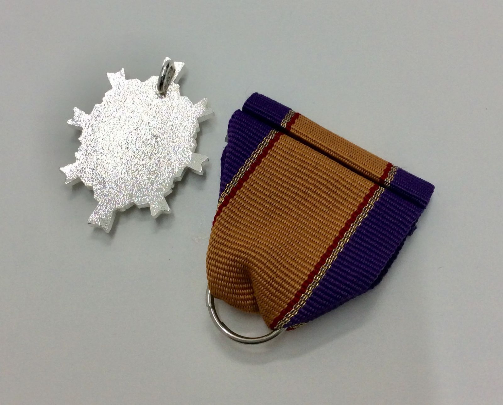 【未使用/美品】 自衛隊 第五級防衛功労章 15号 勲章 共箱付き 極美品】自衛隊 第五級防衛功労章 15号 勲章 共箱付き - メルカリ