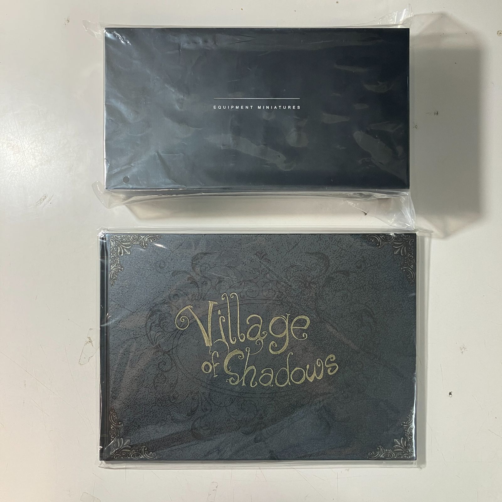 むつ29-092802 バイオハザード ヴィレッジ ミニチュアセット＆アートブック 併売