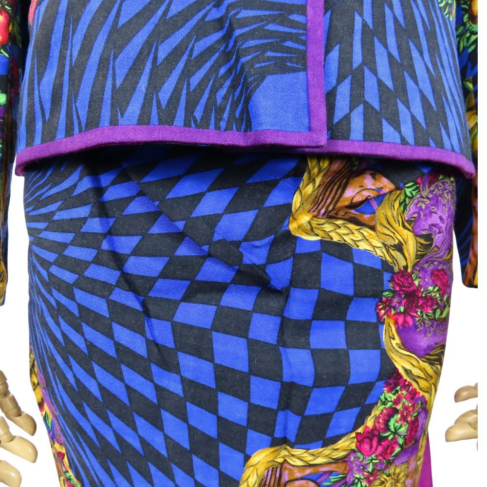 中古 ジャンニ・ヴェルサーチ セットアップ 総柄 スーツ 38 4 ウール ブルー パープル マルチカラー ジャケット スカート アパレル レディース 女性 Gianni Versace 中古】 ジャンニ・ヴェルサーチ セットアップ 総柄 スーツ 38 4 ウール