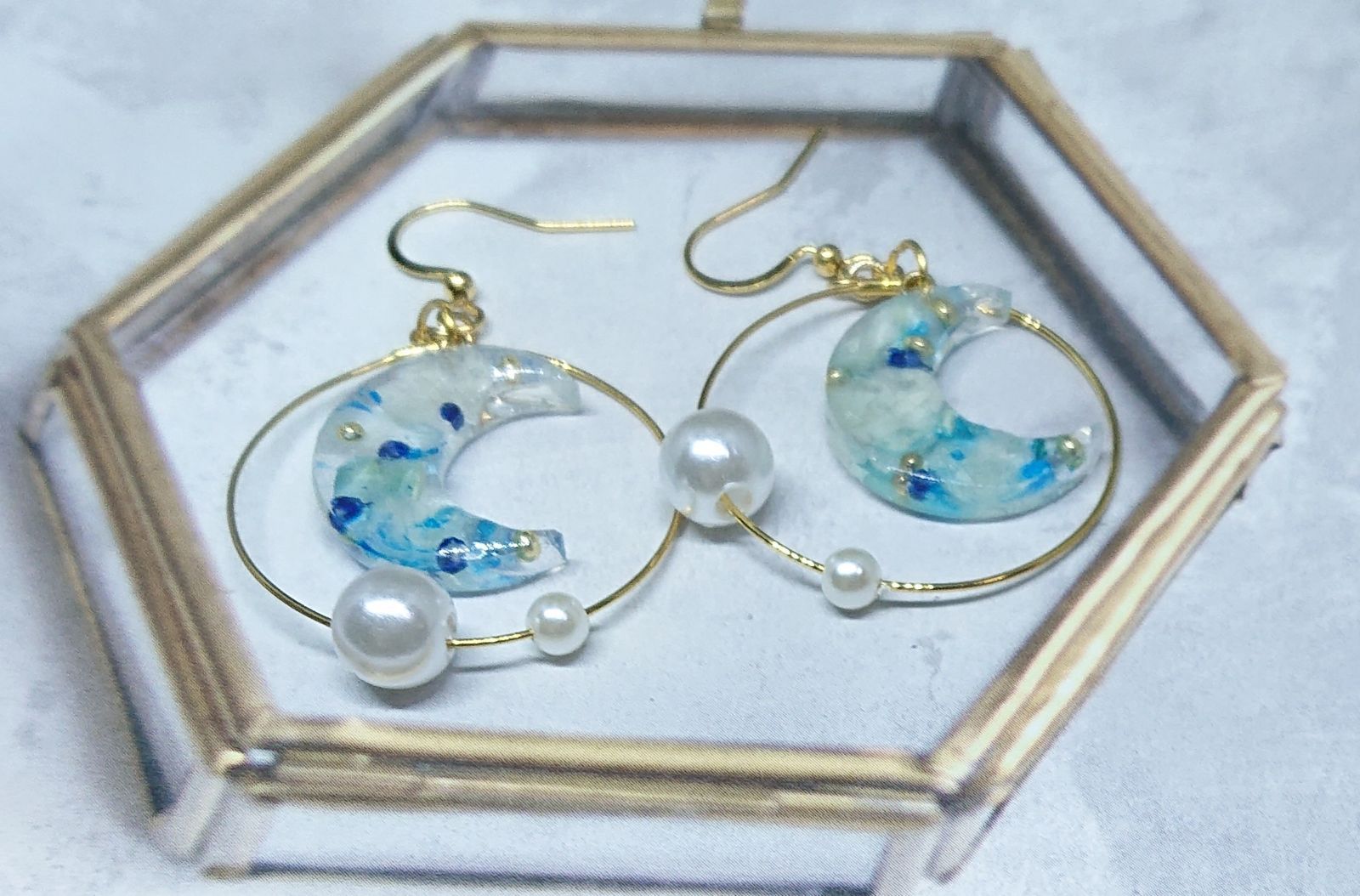 月とループの揺れるピアス ボタニカル風 推しカラー(青)