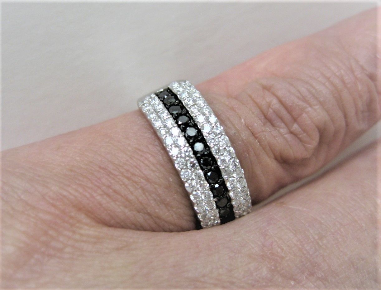 K18WG18金ホワイトゴールド ブラック＆ホワイト パヴェダイヤ 1.05ct 