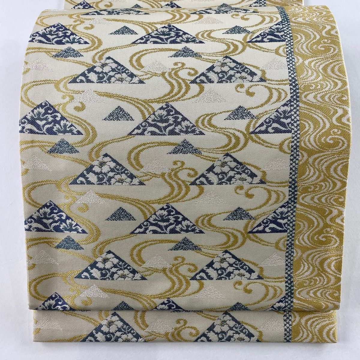 【美品】 袋帯 名品 落款 鱗 花唐草 ベージュ 六通 正絹 【】