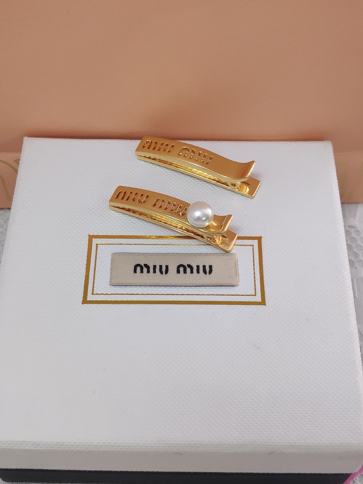 ミュウミュウ✨Miumiu ヘアピン ヘアクリップ ロゴメタル 金色