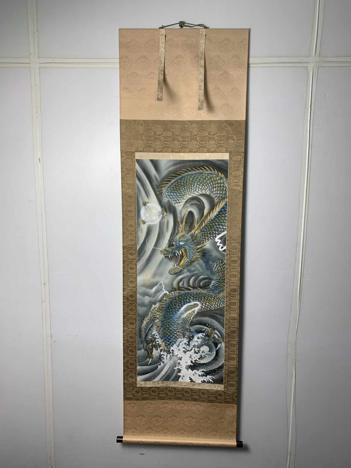 美品 掛け軸 翠紅作 八方睨龍神不動図 共箱 厄除け 不動明王 美品 掛け軸 翠紅作 八方睨龍神不動図 共箱 厄除け 不動明王
