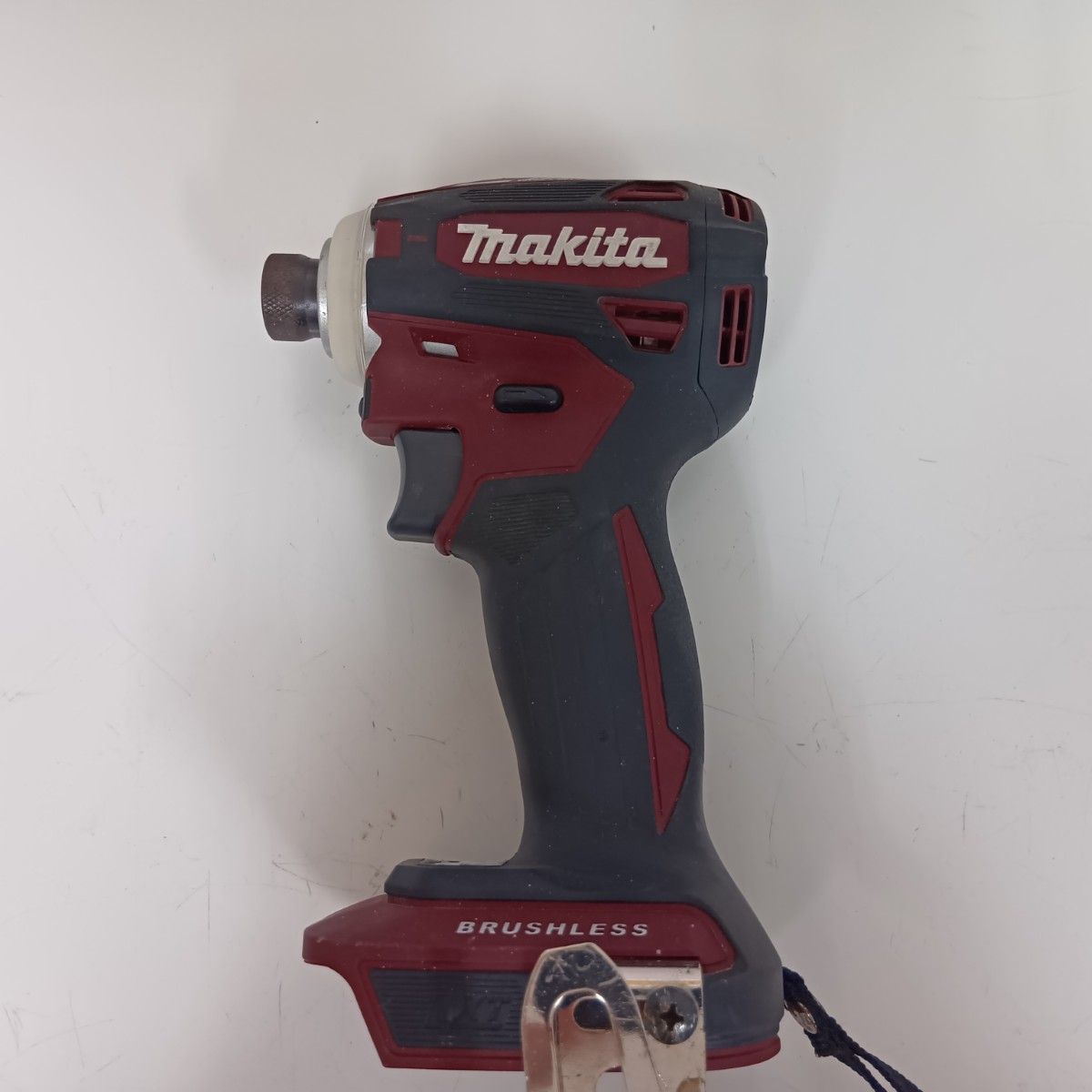 MAKITA マキタ インパクトドライバ レッド 程度B 充電器 充電池 ケース付 コードレス式 18 v 243124 使用感有 ドライバービット 電動インパクトドライバー 