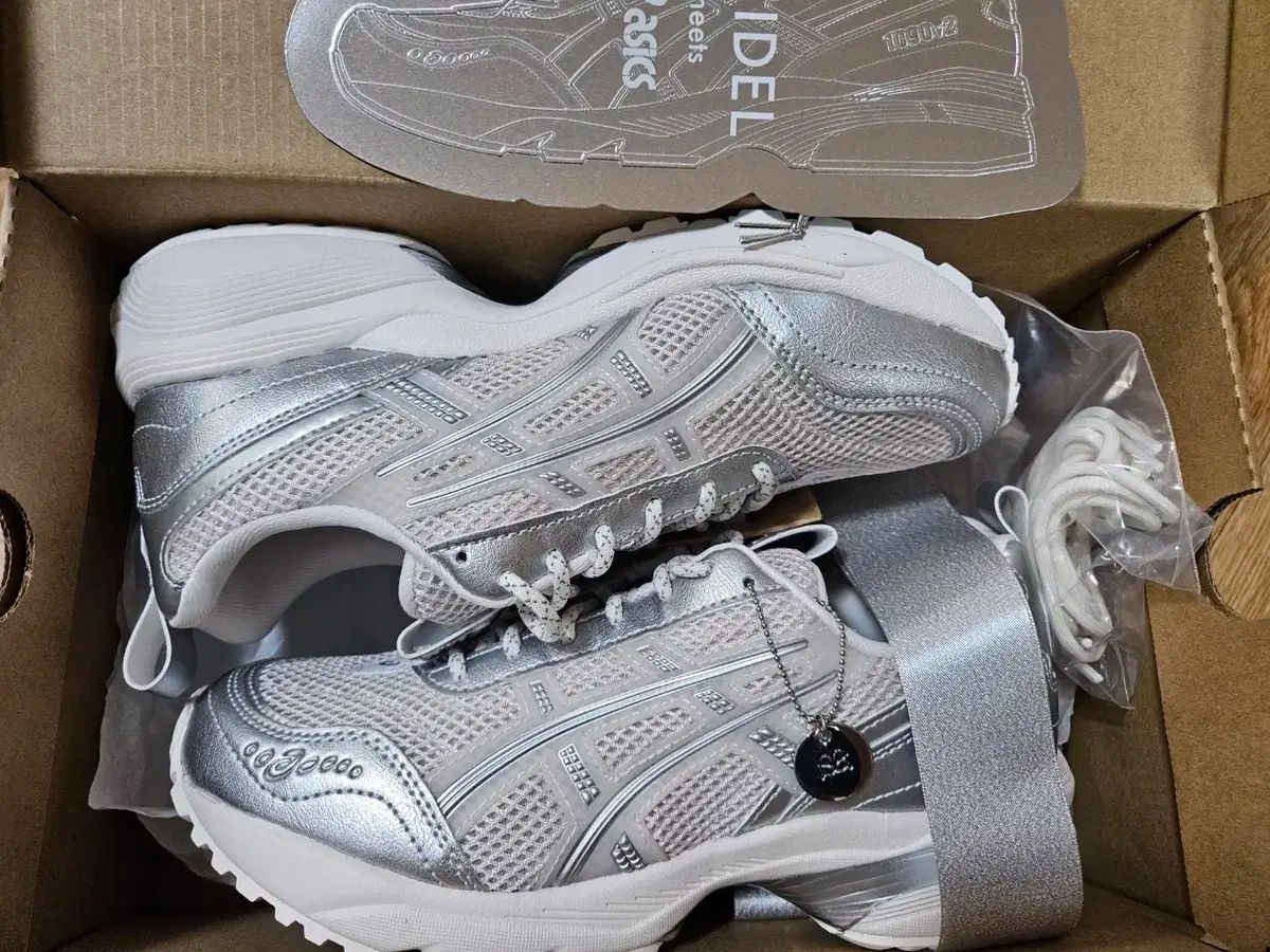 【雷市場（ポンジャン）商品韓国直送】（ W ） Asics(アシックス) x スナイデル ゲル 1090 V2 シルバー 250 サイズ