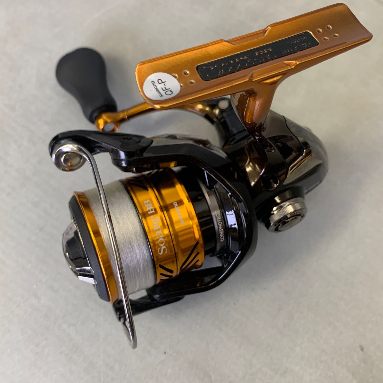 C2000SSPG スピニングリール 黒/金 ブラック×ゴールドの“カッコよすぎる”スピニングリール10選 | TSURI