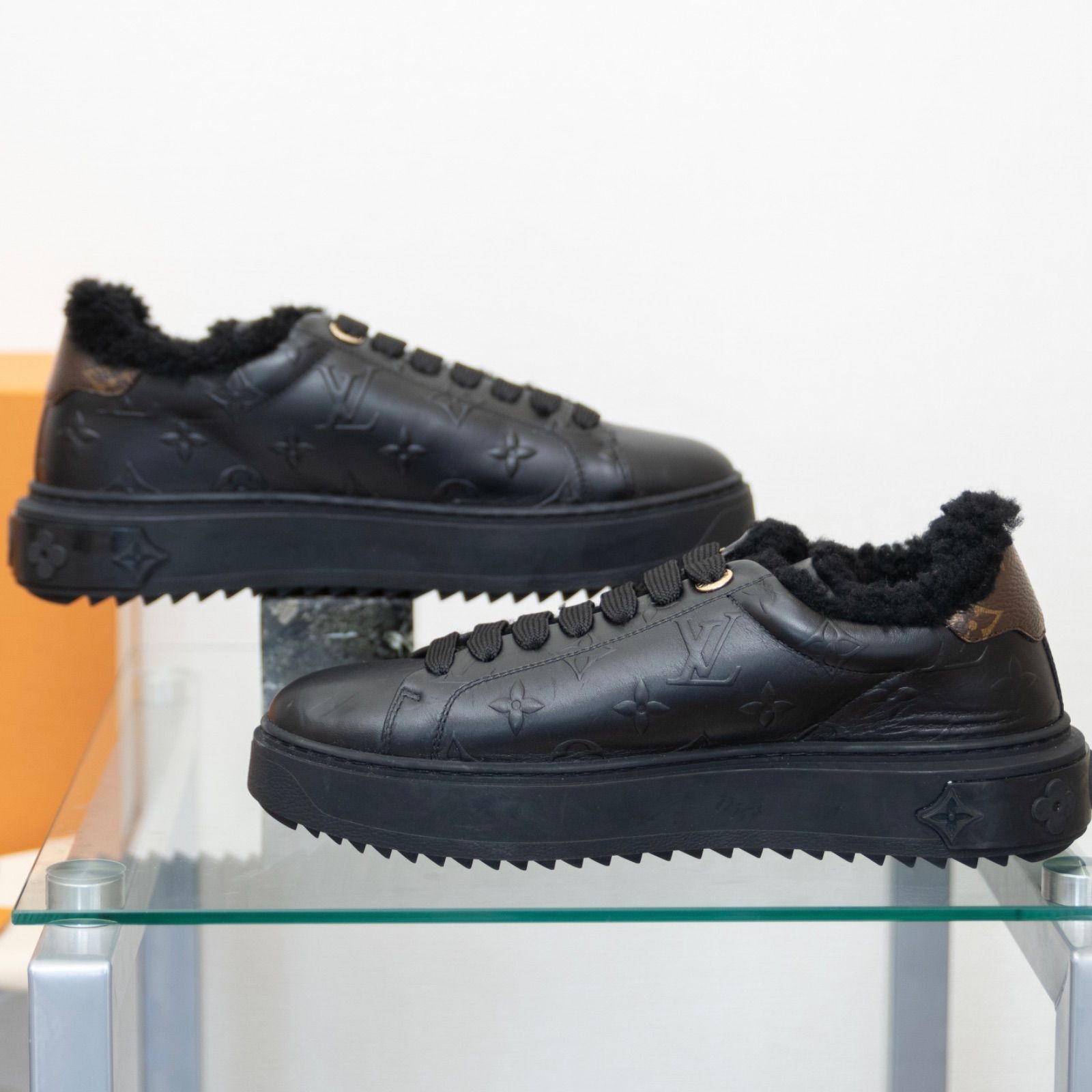LOUIS VUITTON】スニーカータイムアウト ローカット ロゴ ブラック 