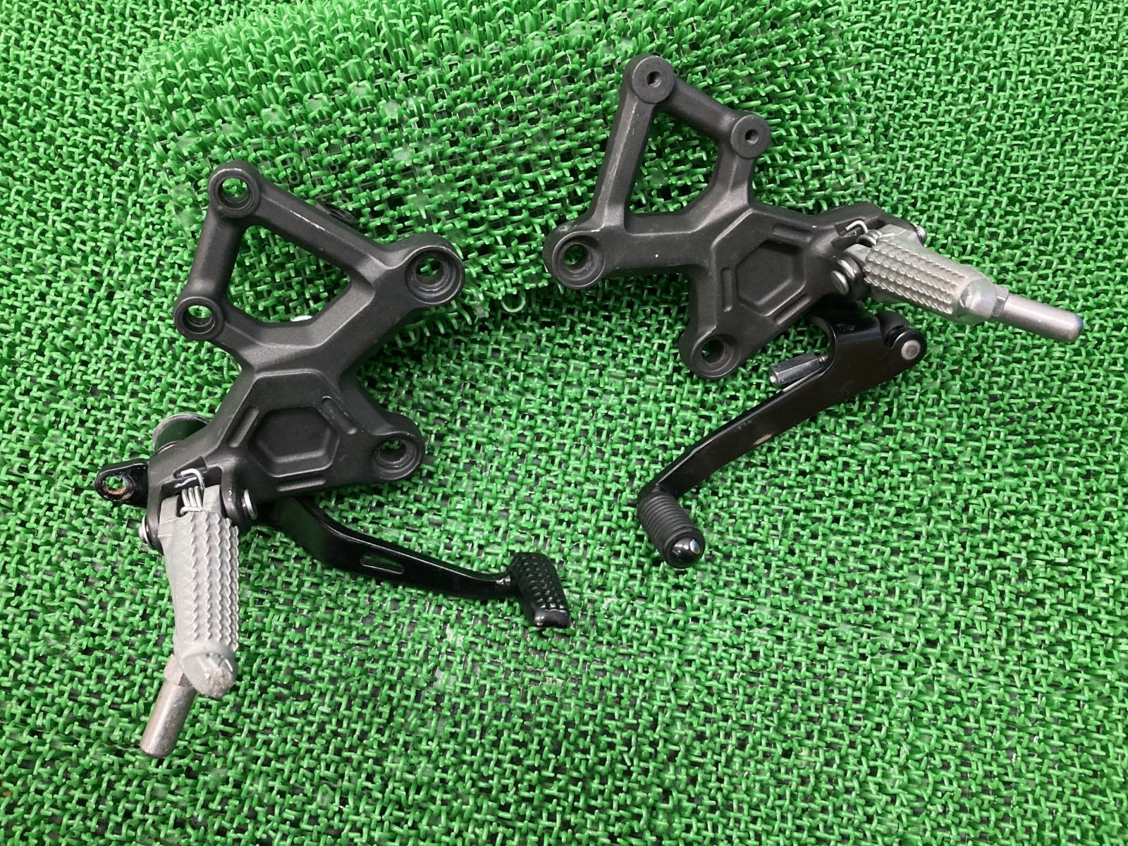 ❷ ZX-25R ステップ 左右 SKT カワサキ 純正 中古 バイク 部品