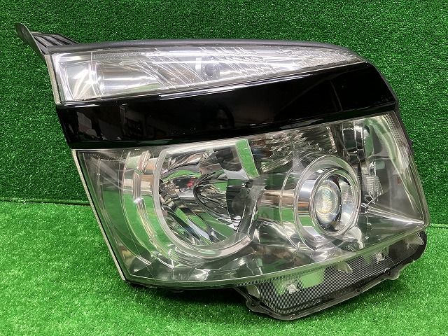 トヨタ ZRR70|75 ヴォクシー 前期 右ヘッドライト HID 28-203 V9 レベ付き バラスト付き 250422216