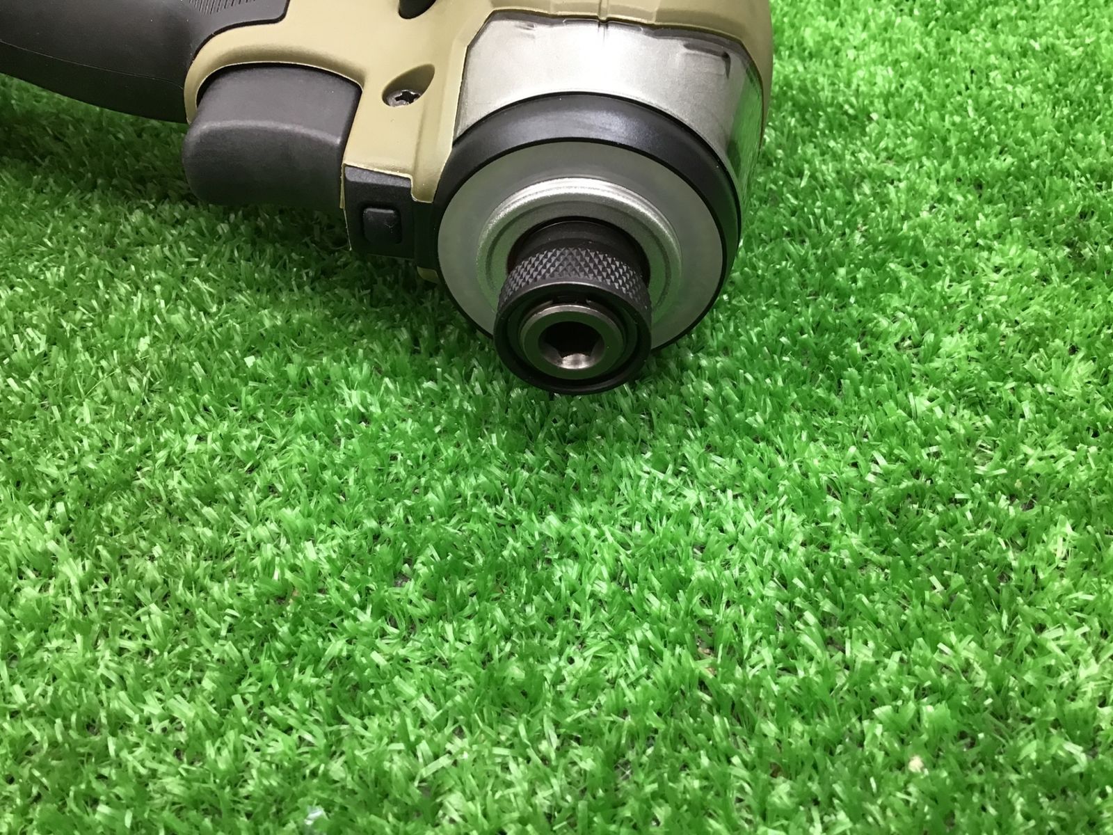 コードレスインパクトドライバー