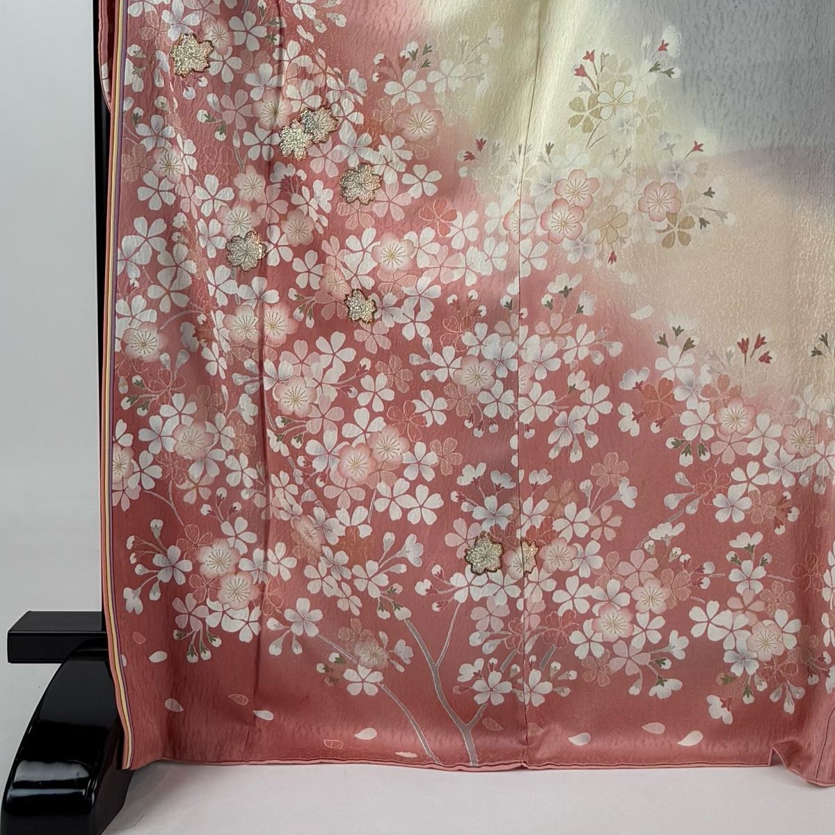 着物　振袖　正絹　身丈171cm 仕付け糸付き　美品 振袖 身丈171cm 裄丈73cm L 袷 やまと 桜 花びら 箔 金糸 ピンク
