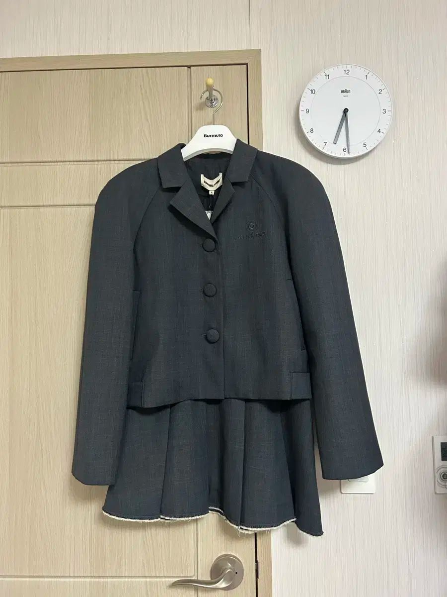 シューシュートップスセットアップ | ジャケット スカート 8 サイズ|グレー|ニュージンズヘイン着用