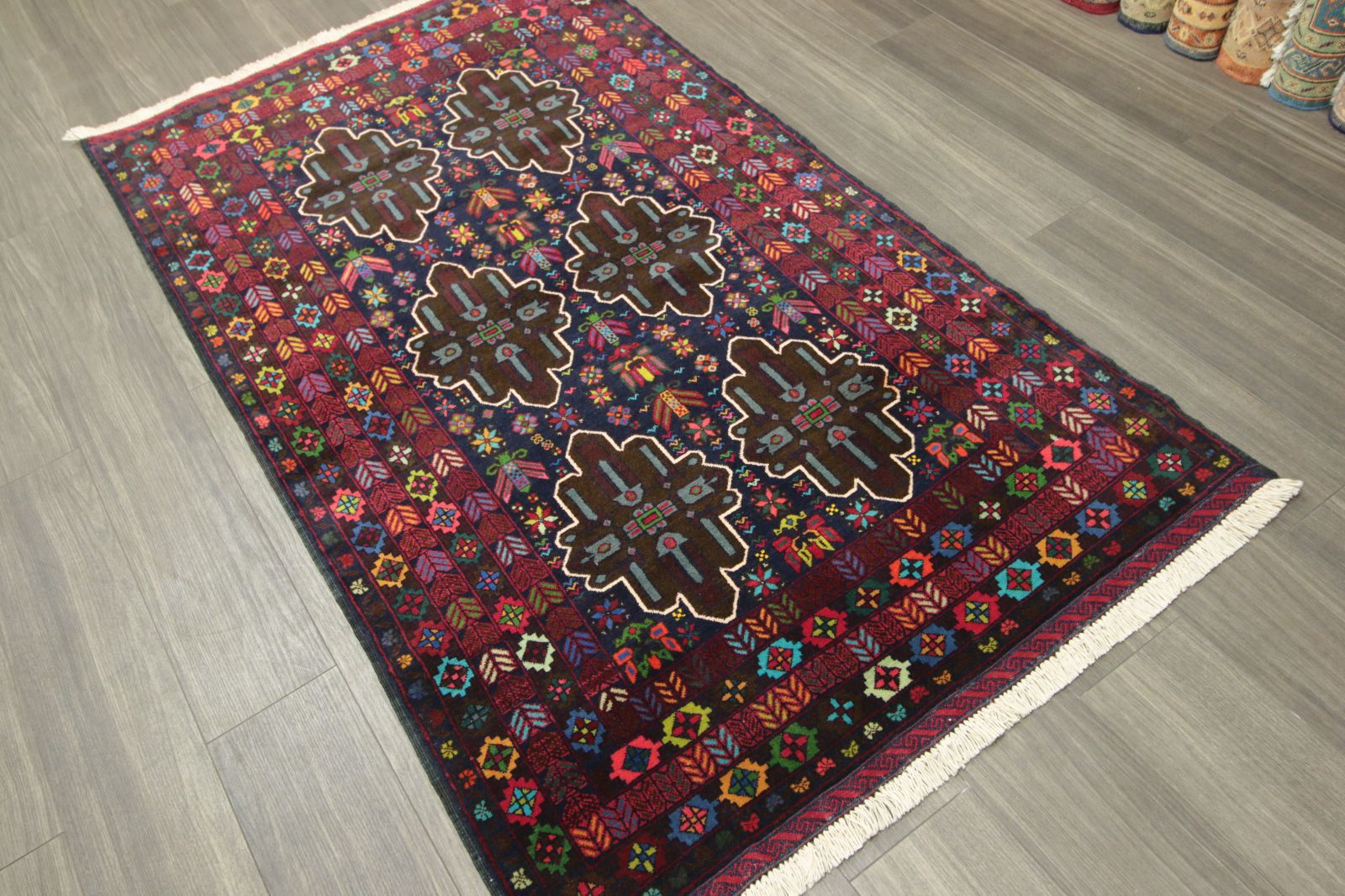 多色使いの美しいペルシアンバルーチ手織り絨毯 113x194cm ＃141 （最 
