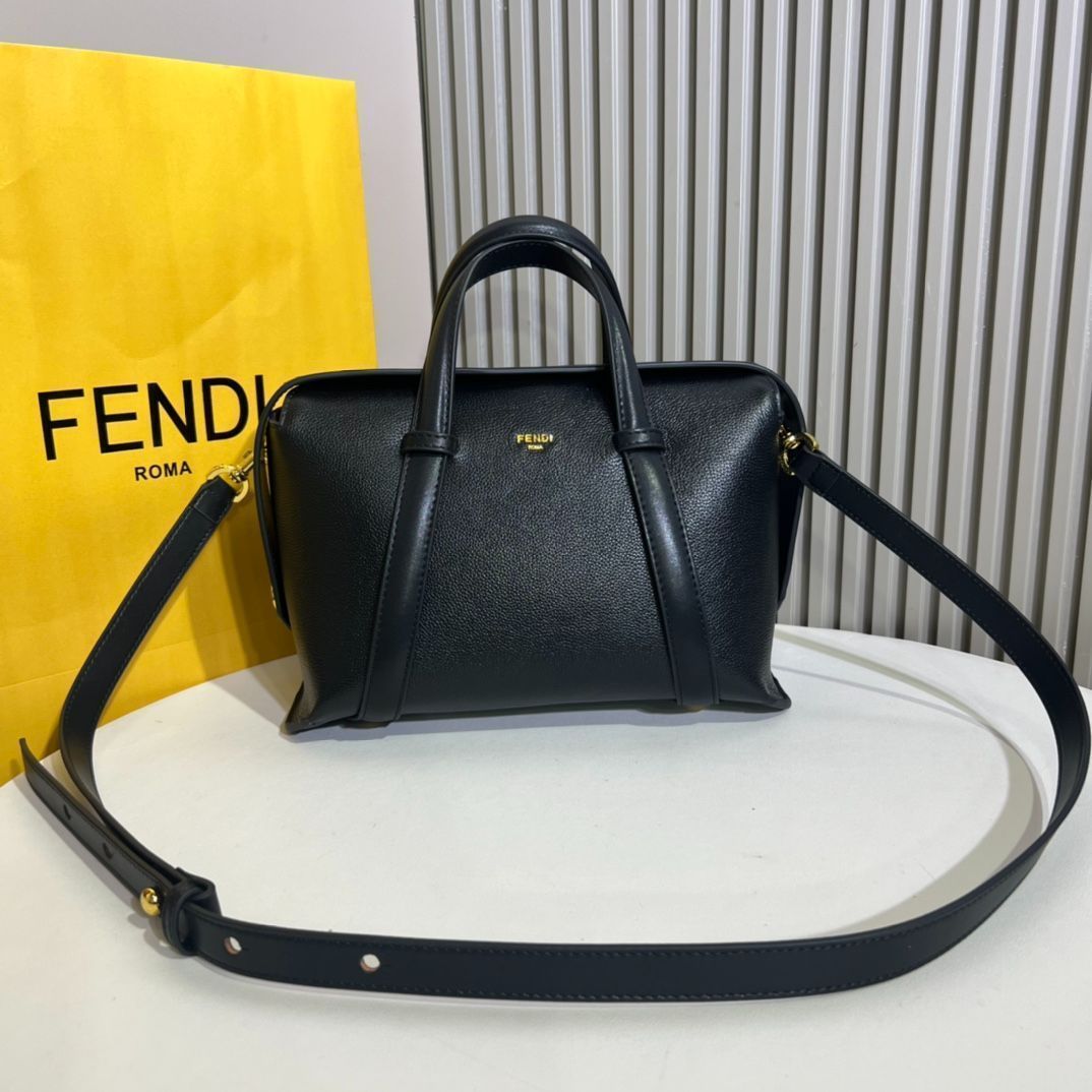 Fendi 黒バッグ ショルダーストラップ付き FENDIショルダーバッグ、リュックサック、手首バッグ、ポーチ